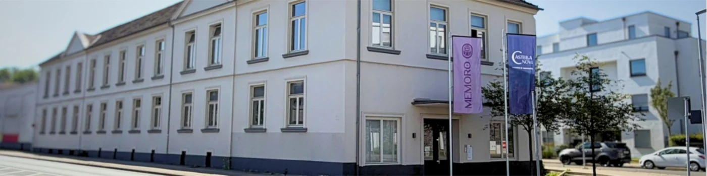 Das Haus der MEMORO AG in Essen mit den Fahnen am Eingang